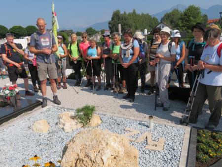 Ob grobu dr. Vladimirja Žumra na šenčurskem pokopališču